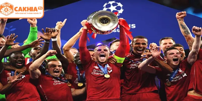 Logo Conference League trên nền bản đồ châu Âu nhiều sắc xanh